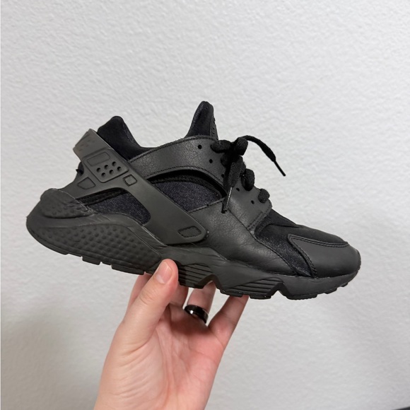 Nike black huaraches